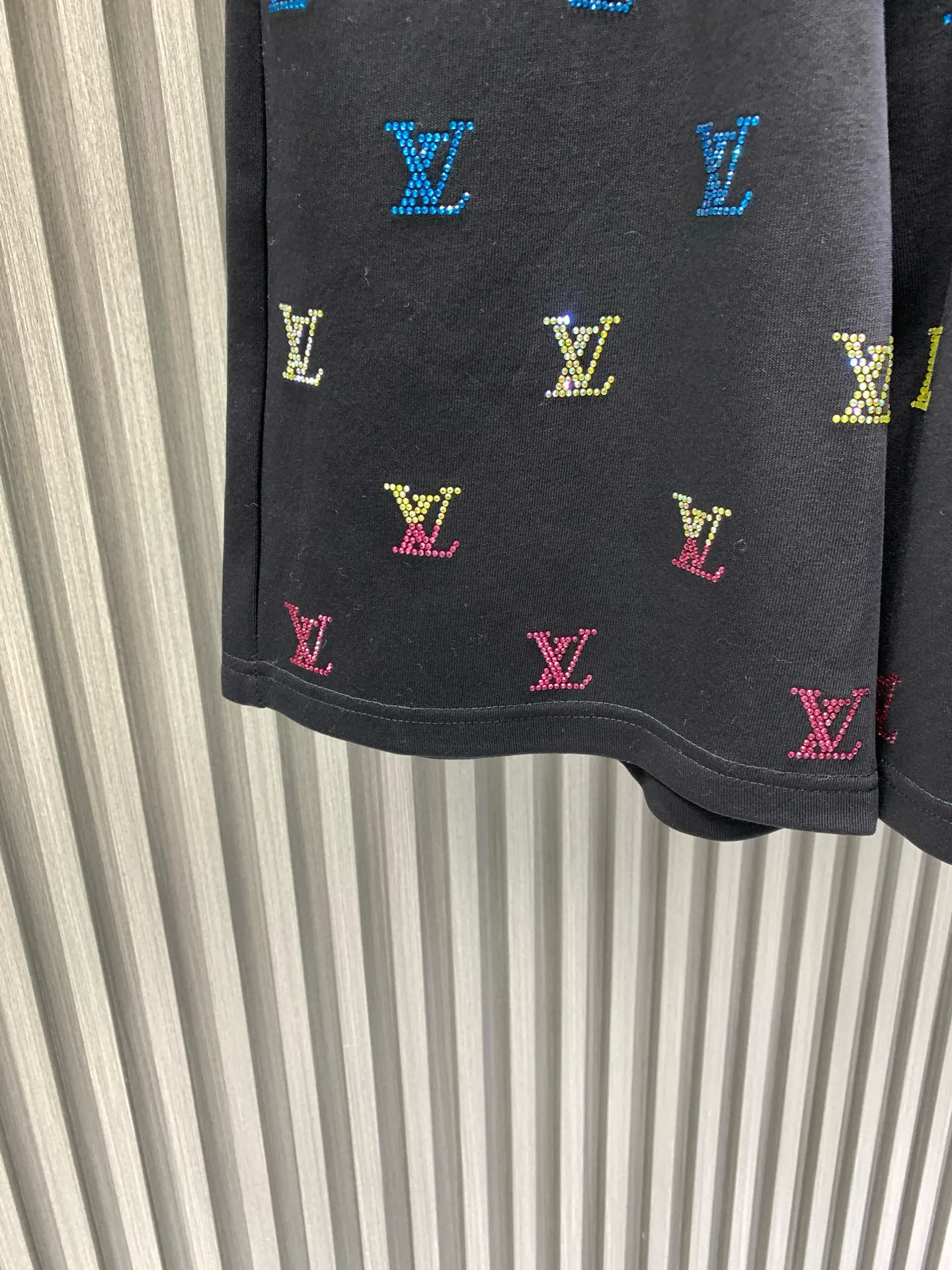 🅿️230 🀄️ Louis Vuitton, original product from the official website 🔥 2V simple and fashionable summer shorts and casual pants, with full diamond design, very comfortable to wear, low-key yet luxurious. It is very classy to wear, and the style and tailoring of the pants need not be said. The upper body is exquisite and vivid. Really first-class top quality materials. Really palace-class casual pants and elastic pants, made of Turkish cotton. Produces the most famous denim fabric of outstanding quality. After heavy washing, the pants are very soft! The straight-leg version is not picky, the upper body is absolutely stylish, and the waistband design is extremely luxurious.